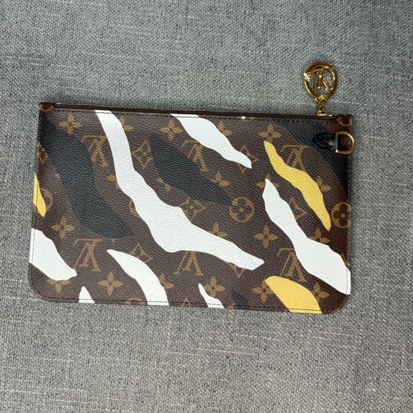 Louis Vuitton Neverfull monogram LOL pouch - Picture 5 of 6